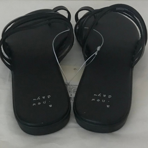 A New Day Black Toe Ring Sandals - Picture 2 of 11